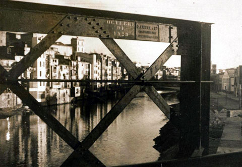 Pont de ferro del Ferrocarril. S'hi observa una placa amb la refer&egrave;ncia a l'empresa constructora Eiffel i la data octubre de 1929. 1930-1940