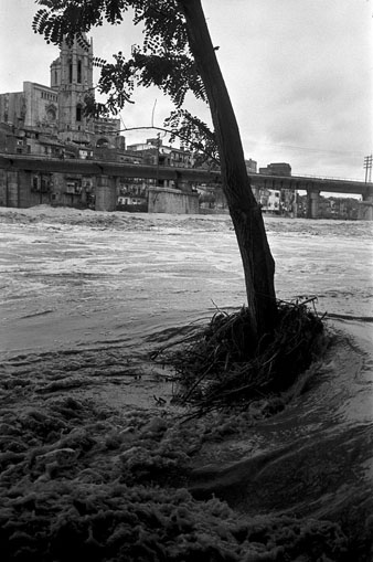 Inundacions a Girona. El pont de formig&oacute; del ferrocarril. 15/10/1965
