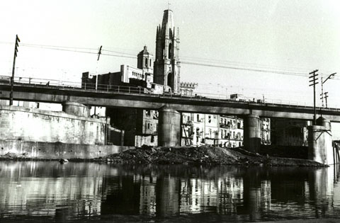 El pont de formig&oacute; del Ferrocarril, sobre el riu Onyar. 1966-1975