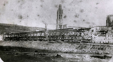 Obres de construcci&oacute; del ferrocarril Girona-Fran&ccedil;a. Muntatge del pont del Ferrocarril, sobre el riu Onyar. 28/09/1876