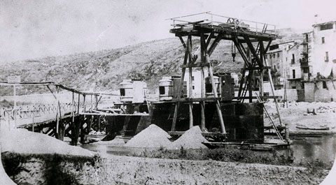 Obres de construcci&oacute; del ferrocarril Girona-Fran&ccedil;a. Muntatge del pont del Ferrocarril, sobre el riu Onyar. 25/07/1876