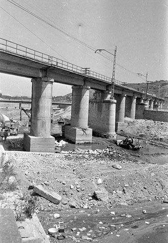 Obres de canalitzaci&oacute; del riu Onyar a l'altura del pont del Ferrocarril. 14/07/1972