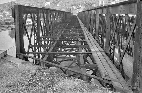 El pont de ferro del Ferrocarril, sobre el riu Onyar, fora d'&uacute;s. Ca. 1955