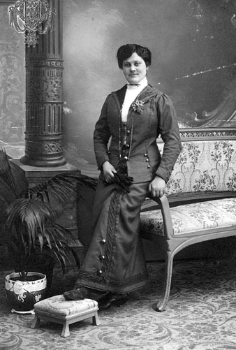 Retrat d'estudi de Carme Comalada F&agrave;brega, filla del barri de Pont Major. 1910-1920
