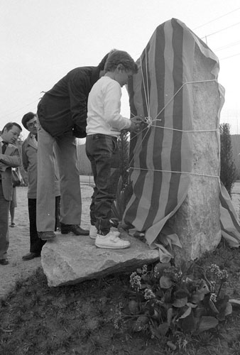 Inauguraci&oacute; del mon&ograve;lit en homenatge al pol&iacute;tic Just Manuel Casero a l'exterior del cementiri de Pont Major. 1983