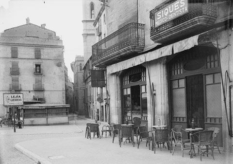 Pla&ccedil;a dels Vern, amb el quiosc de begudes a l'esquerra. 1931