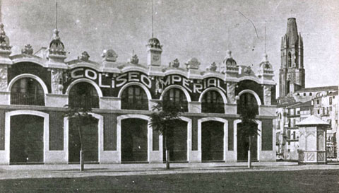 Fa&ccedil;ana del cinema Coliseu Imperial, a la pla&ccedil;a Independ&egrave;ncia. A la dreta, el quiosc. 1920-1936