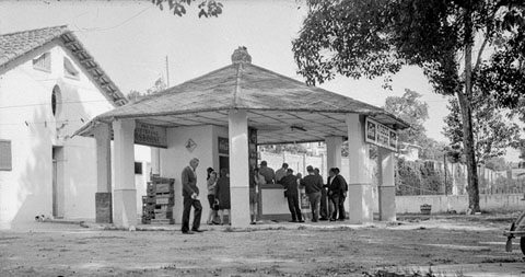 El quiosc d'en Monta&ntilde;a al camp de futbol de Vista Alegre de Girona. 1969