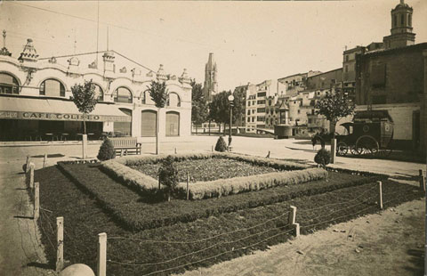 El cinema Coliseu Imperial, a la pla&ccedil;a de la Independ&egrave;ncia. A la dreta, l'inici del passeig Josep Canalejas i el pont d'en G&oacute;mez, amb el quiosc. 1925-1935
