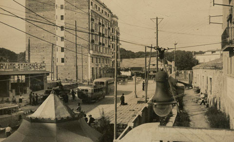 La Gran Via de Jaume I a l'altura del carrer S&egrave;quia. En primer terme, la c&uacute;pula del quiosc de begudes. 1930-1940
