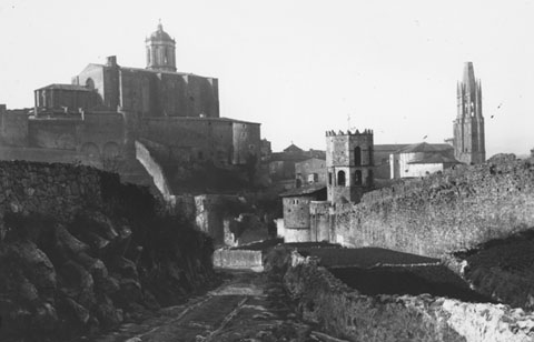 Vista del cam&iacute; de Sant Daniel i la muralla de Sant Pere en primer terme. S'observa tamb&eacute; el baluard de Sarra&iuml;nes. 1930
