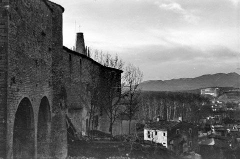 La torre Corn&egrave;lia i el campanar de l'esgl&eacute;sia de Sant Feliu des del Passeig Arqueol&ograve;gic. A la dreta, la Casa Sarra&iuml;nes. Ca. 1960