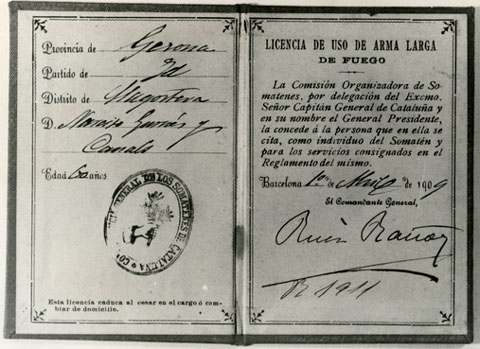 Carnet de sometent d'una persona del districte de Llagostera, expedit a Barcelona l'any 1909. Amb aquest carnet tamb&eacute; es tenia llic&egrave;ncia d'&uacute;s d'arma llarga de foc