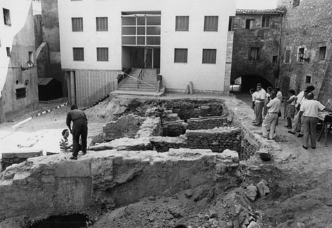 Excavacions a la pla&ccedil;a de Sant Feliu. A la dreta s'observa l'arc de Transfiguera. Agost 1986