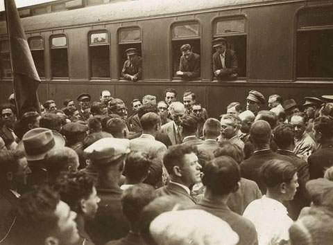 Arribada del president Francesc Maci&agrave; a l'estaci&oacute; de tren de Fornells on es rebut per l'alcalde de Girona Miquel Santal&oacute;, entre d'altres autoritats