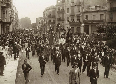 Visita del president Francesc Maci&agrave; a Girona. La comitiva, encap&ccedil;alada per banderes i estandards, passant per la pla&ccedil;a Marqu&egrave;s de Camps. 21/06/1931