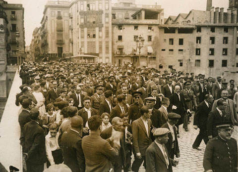 Pas de la comitiva pel pont de Pedra. Entre la multitud Francesc Maci&agrave; acompanat per l'alcalde Miquel Santal&oacute; i altres autoritats