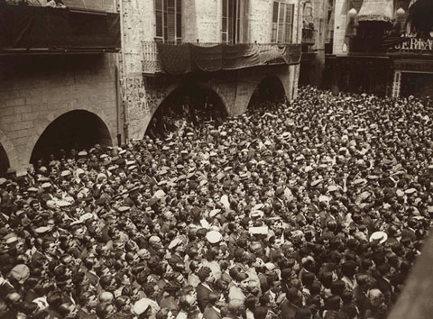 Multitud de gent aclamant la pres&egrave;ncia del president Francesc Maci&agrave; a la pla&ccedil;a del Vi