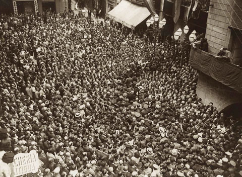 Multitud de gent aclamant la pres&egrave;ncia del president Francesc Maci&agrave; a la pla&ccedil;a del Vi