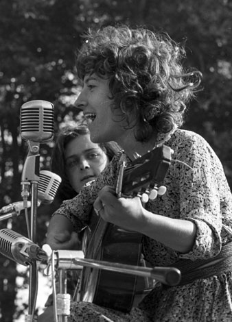 Diada Nacional de Catalunya a la Devesa. Actuaci&oacute; musical de la cantautora Maria Dolors Lafitte. 11/09/1976