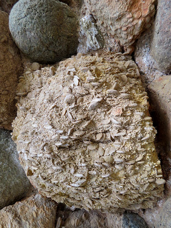 Detall de la muralla. Pedra nummul&iacute;tica