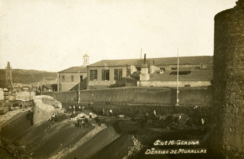 Obres d'enderrocament d'un tram de la muralla del Mercadal al tram compr&egrave;s entre els baluards de la Santa Creu i el del Governador. 1908