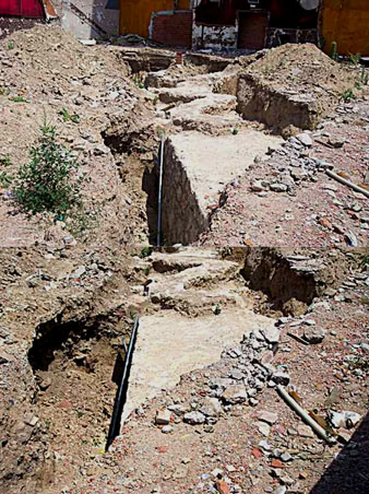 Restes del baluard de la Santa Creu localitzades al solar de l'antic cinema Ult&ograve;nia. 2003