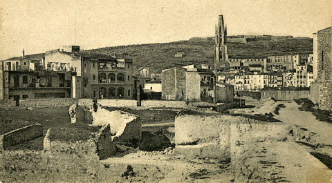 Vista parcial del baluard de la Santa Creu en ru&iuml;nes poc abans de la seva demolici&oacute; definitiva. Al fons, la muntanya de Montju&iacute;c amb el castell hom&ograve;nim i la torre de Sant Joan. 1905