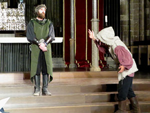 Representaci&oacute; de la Consueta de Sant Jordi cavaller a la nau g&ograve;tica de la Catedral