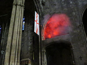 Representaci&oacute; de la Consueta de Sant Jordi cavaller a la nau g&ograve;tica de la Catedral