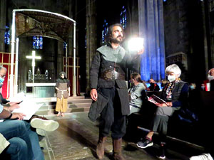 Representaci&oacute; de la Consueta de Sant Jordi cavaller a la nau g&ograve;tica de la Catedral