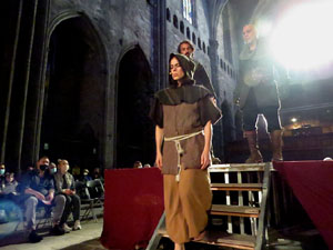 Representaci&oacute; de la Consueta de Sant Jordi cavaller a la nau g&ograve;tica de la Catedral