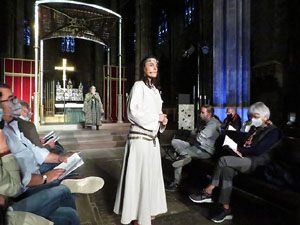 Representaci&oacute; de la Consueta de Sant Jordi cavaller a la nau g&ograve;tica de la Catedral