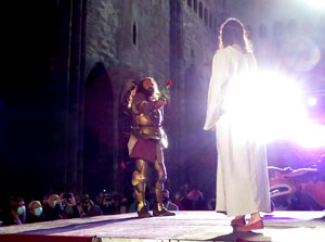Representaci&oacute; de la Consueta de Sant Jordi cavaller a la nau g&ograve;tica de la Catedral
