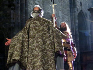 Representaci&oacute; de la Consueta de Sant Jordi cavaller a la nau g&ograve;tica de la Catedral