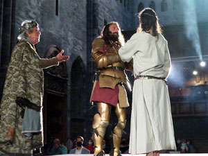 Representaci&oacute; de la Consueta de Sant Jordi cavaller a la nau g&ograve;tica de la Catedral