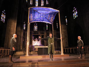 Representaci&oacute; de la Consueta de Sant Jordi cavaller a la nau g&ograve;tica de la Catedral