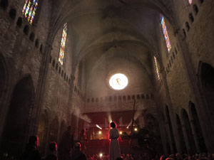 Representaci&oacute; de la Consueta de Sant Jordi cavaller a la nau g&ograve;tica de la Catedral