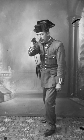 Retrat d'estudi de F&egrave;lix Barba Ortiz, brigada de la Gu&agrave;rdia Civil. 1920