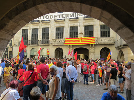 Diada Nacional 2021. Concentraci&oacute; a la pla&ccedil;a del Vi, lectura del manifest i cant de Els Segadors