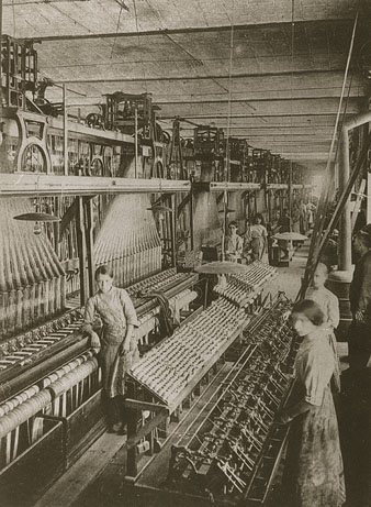 Dones i nenes als telers de la f&agrave;brica Grober. 1910