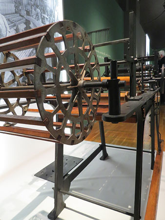 Ordidor de cinteria estret. Segle XX. Fusta i metall. Procedent de la f&agrave;brica Grober de Girona