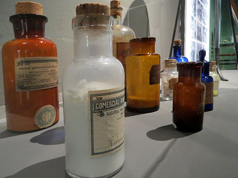 Ampolles, recipients i flascons. Segle XIX-XX. Procedeixen de l'Aula de Qu&iacute;mica de l'Institut d'Ensenyament Mitj&agrave;