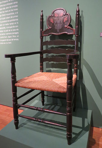 Cadira de boga amb bra&ccedil;os. Josep Maria Busquets. Ca. 1920. Fusta policromada i balca. Procedeix de la torre de Can Bartrina, Girona