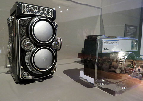 Rolleiflex TLR, fabricada per Franke & Heidecke a Braunschweig, Alemanya. Segle XX. Kodak Instamatic 233-X. Fabricada per Kodak Stuttgart-Wagen, Alemanya. Entre 1965-1966.  Col&middot;lecci&oacute; Josep Gran&eacute;s