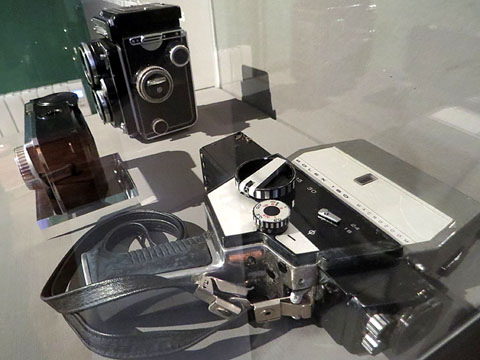 Bolex 160 Macrozoom, c&agrave;mera cinematogr&agrave;fica, fabricada per Bolex, Su&iuml;ssa. 1970-1971. Rolleiflex TLR, fabricada per Franke & Heidecke a Braunschweig, Alemanya. Segle XX. Kodak Instamatic 233-X. Fabricada per Kodak Stuttgart-Wagen, Alemanya. Entre 1965-1966.  Col&middot;lecci&oacute; Josep Gran&eacute;s