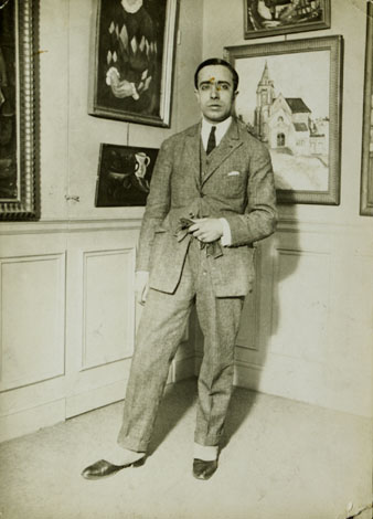 Celso Lagar fotografiat a la Galerie Percier (Par&iacute;s) amb motiu de l�exposici&oacute; conjunta amb Hortense Begu&eacute; que hi van celebrar el 1923