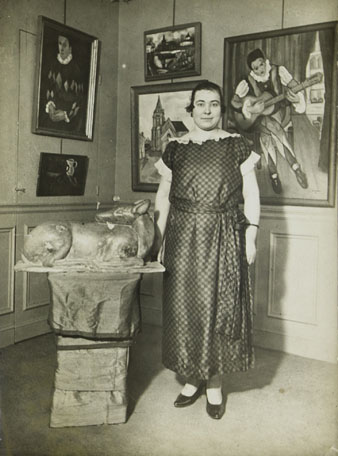 Hortense B&eacute;gu&eacute; fotografiada a la Galerie Percier (Par&iacute;s) amb motiu de l�exposici&oacute; conjunta amb Celso Lagar que hi van celebrar el 1923