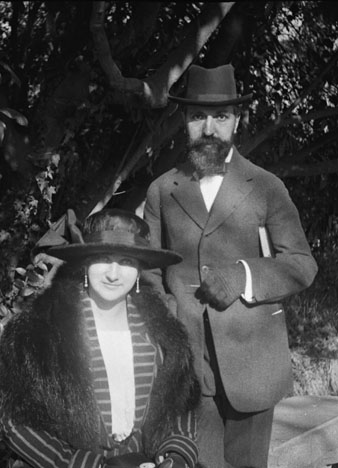 Retrat de l'arquitecte Rafael Mas&oacute; i la seva esposa Esperan&ccedil;a Bru als jardins de la Reina Vict&ograve;ria, a la Devesa. 1920