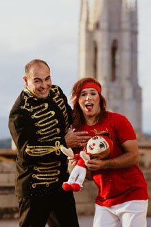 Artistes del X Festival Internacional de Circ Elefant d'Or pels carrers de la ciutat. Fotografia de Beto P&eacute;rez